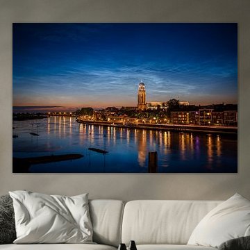 Nuages lumineux de nuit au-dessus de la ligne d'horizon de Deventer