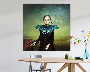 Femme avec un papillon bleu