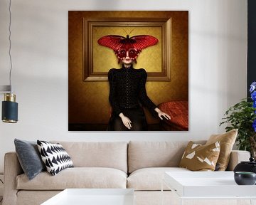 Femme papillon devant un cadre photo