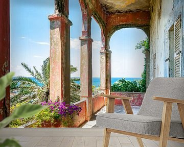 Verlassener Balkon mit Meerblick. von Roman Robroek – Fotos verlassener Gebäude