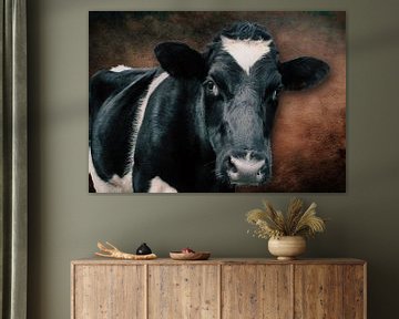 Porträt einer Kuh gegen schönen robusten Hintergrund
