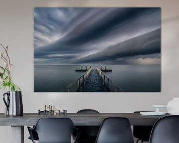 Een mooie shelfcloud trekt over het IJsselmeer en zorgt voor een spectaculaire wolkenlucht. In de ve van Bas Meelker