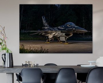 Dunkler Falke in der Nacht! Schönes F-16 Vorführflugzeug der belgischen Luftwaffe, das in der Nacht  von Jaap van den Berg