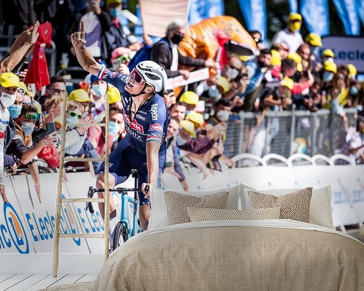Sfeerimpressie behang: Mathieu van der Poel wint in de Tour de France van Leon van Bon