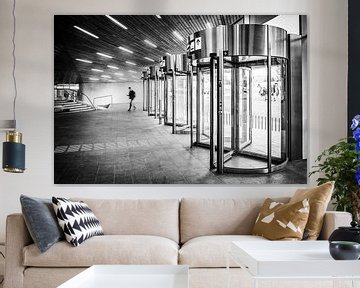 Karusselltüren im Hauptbahnhof Arnheim in schwarz-weiß von Bart Ros