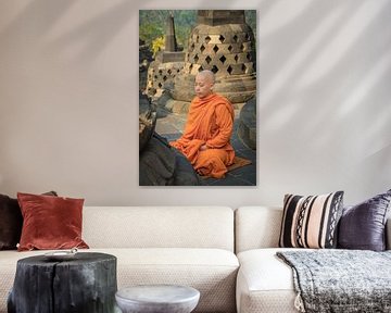 Buddhistischer Mönch in orangefarbener Robe meditiert auf dem Borobudur bei Sonnenaufgang von Jeroen Langeveld, MrLangeveldPhoto