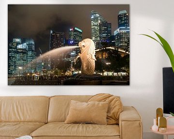 Merlion en skyline bij nacht, Singapore van Peter Schickert