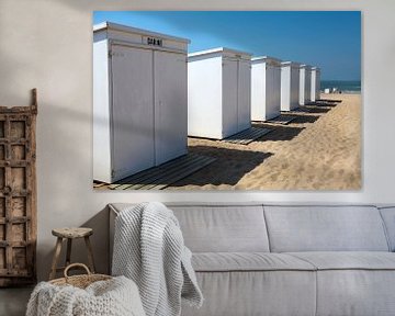 Witte strandhuisjes op het strand van Knokke in België van WorldWidePhotoWeb