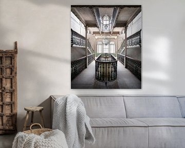 Treppe im Splendid Palace. von Roman Robroek – Fotos verlassener Gebäude