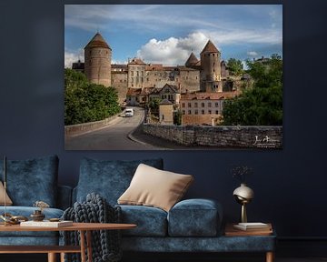 Stadsmuur en torens Semur-en-Auxois, Frankrijk van Joost Adriaanse