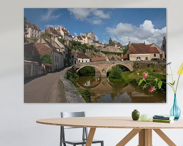 Brug en rivier om Semur-en-Auxois, Frankrijk