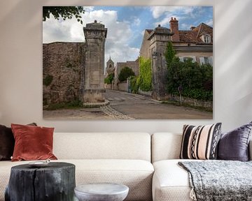 Stadsmuur en poort in Avallon, Frankrijk van Joost Adriaanse