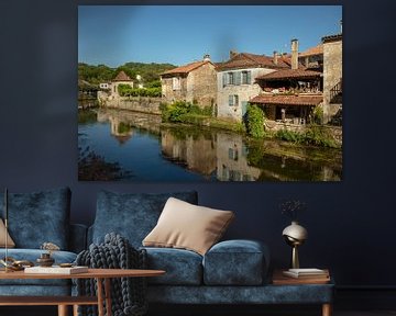 Huizen aan rivier de Dronne rond stad Brantome, de Bourgogne,  Frankrijk