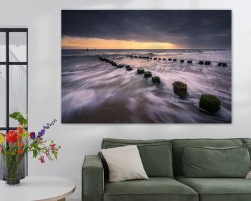 Tosende Wellen am Strand von Zoutelande von Thom Brouwer