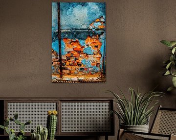 Een stenen muur verliest zijn pleister.