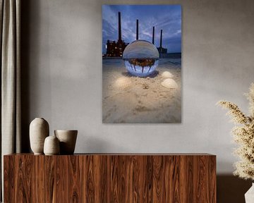 Glazen bol op het strand van de Autostadt van Marc-Sven Kirsch