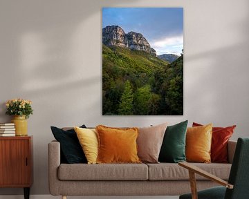 Avondlucht boven de bossen en bergen van Zagori | Landschapsfotografie Griekenland van Teun Janssen