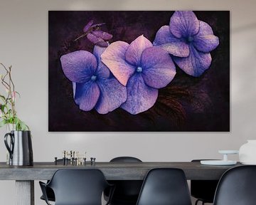 Blauwe hortensia met libelle en bladeren van Helga Blanke