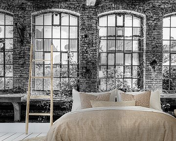 Hohe Fenster in einer verlassenen Fabrik