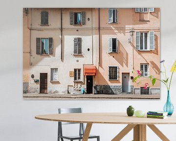 Schaduwspel op prachtig gebouw in klein dorpje Italië van Milene van Arendonk