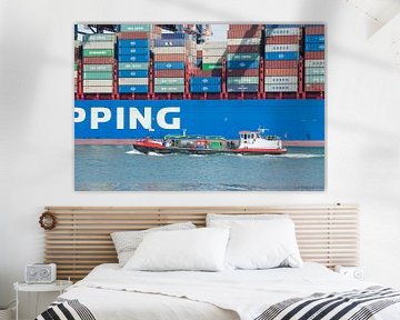 De internationale haven van Rotterdam met grote container schepen en een sleepboot van Elles Rijsdijk