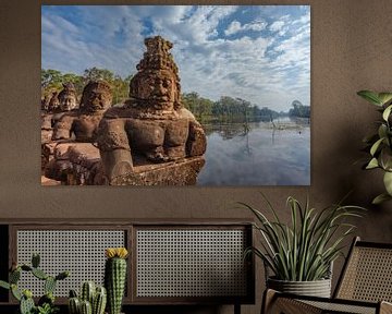 Brücke mit Statuen von Göttern und Dämonen am Südtor von Angkor Thom in Angkor, Provinz Siem Reap, K von WorldWidePhotoWeb