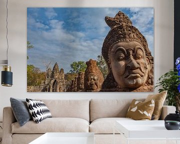 Brücke mit Statuen von Göttern und Dämonen am Südtor von Angkor Thom in Angkor, Provinz Siem Reap, K von WorldWidePhotoWeb