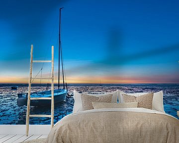 Bootje op het droge in het blauwe uurtje bij Roelshoek