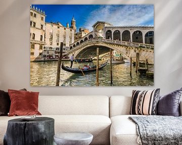 Gondel bij de Rialtobrug in Venetië van Michael Abid