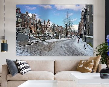 Besneeuwd Amsterdam in de winter in Nederland van Eye on You