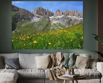 Berglandschaft und gelbe Blumen auf dem Passo Pordoi Italien von My Footprints