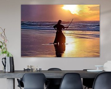 Samurai vrouw met japans zwaard (Katana) op het strand bij zonsondergang van Eye on You