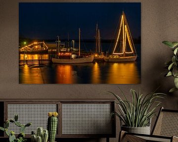 Dekorierte Segelboote zu Weihnachten im Hafen von Lauwersoog in den Niederlanden bei Sonnenuntergang von Eye on You