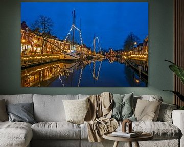 Versierde zeilboten in de haven van Dokkum in Nederland bij avond van Eye on You