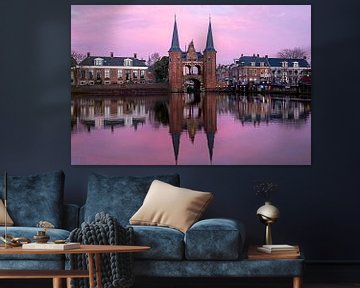 Middeleeuwse waterpoort in Sneek bij zonsondergang in Nederland van Eye on You