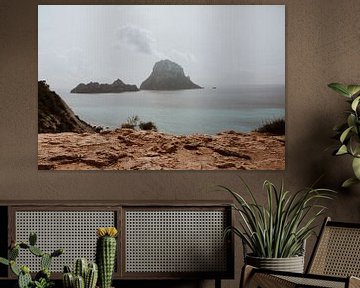 Op een berg op Ibiza met uitzicht op een andere grote berg | Natuur | Landschapsfotografie van eighty8things