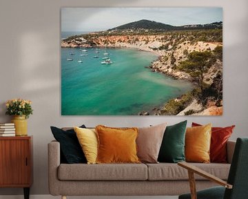 Op een berg aan de kust van Ibiza met uitzicht op de zee en boten | Natuur | Landschapsfotografie van eighty8things