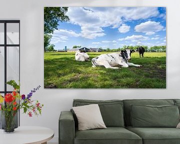 Koeien in de wei op groen gras en mooie wolkenwolken. van Marco Hoogma