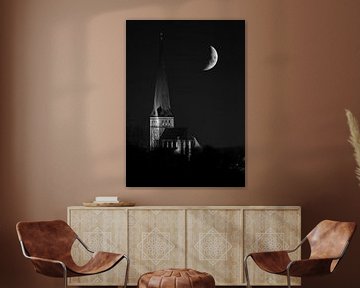 Kerk met maan in zwart-wit van Patrick Schwarzbach