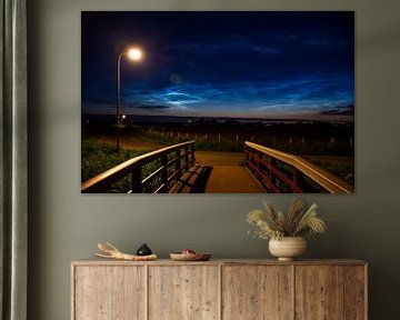 Brücke mit leuchtenden Nachtwolken Schagen