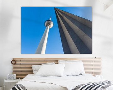 Fernsehturm am Alexanderplatz im Zentrum von Berlin, Deutschland, Europa von WorldWidePhotoWeb