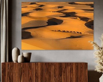 Kamelenkaravaan in de woestijn bij Merzouga, Marokko van Peter Schickert