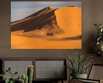 Kamelenkaravaan in de Sahara bij Merzouga, Marokko van Peter Schickert