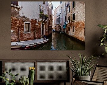De kleine, magische straatjes van Venetië in Italië van Art Shop West