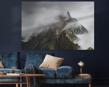 Wolkenveld dat over de bergen kruipt in de Zwitserse Alpen van Felix Van Lantschoot