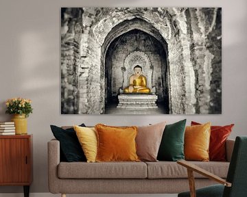 Sitzender Buddha in der Tempelanlage Bagan Burma Myanmar. von Ron van der Stappen