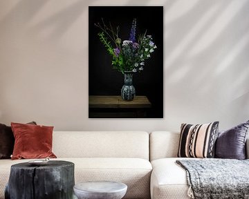Nature morte de fleurs dans un vase : "Purple in Delft blue"