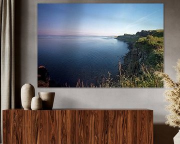 Creag an Fheilidh est un beau point de vue près de Staffin avec une chute d'eau dans la mer. sur Babetts Bildergalerie