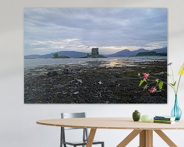 Castle Stalker est une maison-tour située à environ 2,5 kilomètres au nord-est de Port Appin.