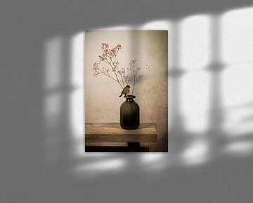 Modernes Stillleben: Vase mit Spatz von Marjolein van Middelkoop